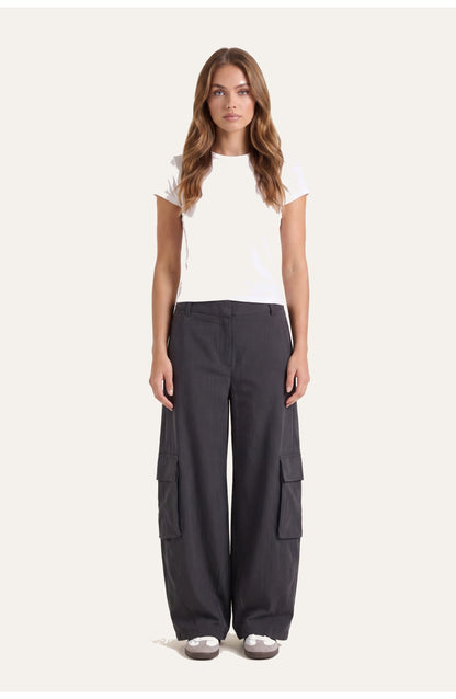 Women's High-Waist Cargo Trousers | Oversized Side Pockets | Tapered Leg