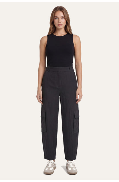 Women's High-Waist Cargo Trousers | Oversized Side Pockets | Tapered Leg