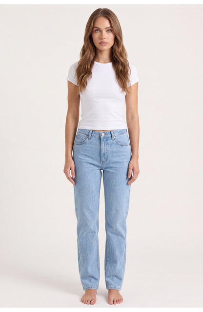 Women's Straight-Leg Jeans | Mid Wash | Five-Pocket
